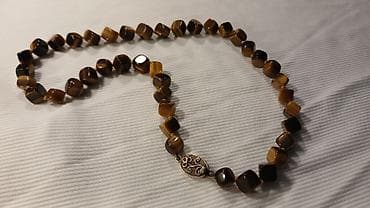 kaiš mona: Ogrlica od tigrovog oka sa srebrnom kopčom - Materijal perli — 2