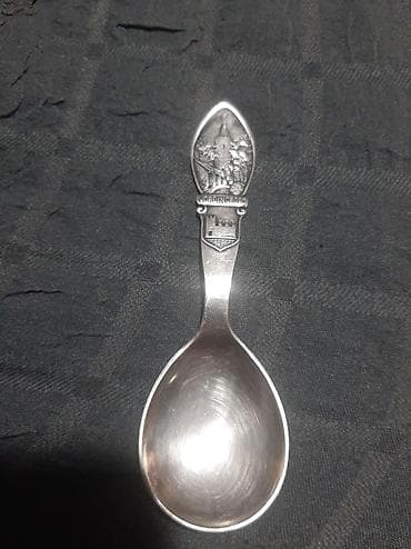 Srebrana kasikaima tri pecata na njoj stara neznam tacno cija je ima