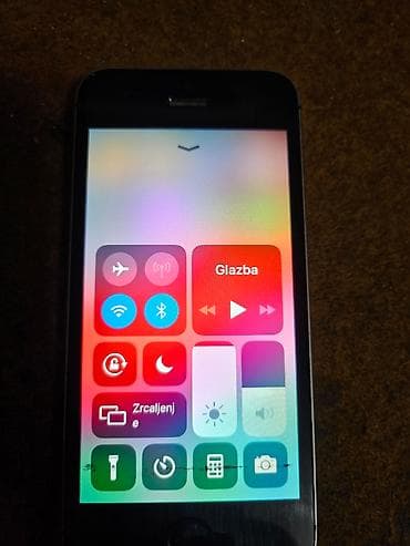 velike baterije: Apple iPhone 5S – 4.0" Retina ekran, Touch ID Telefon je potpuno — 4