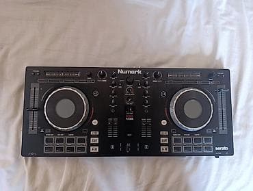 Prodajem Numark Mixtrack Platinum kontroler u odličnom stanju. Uređaj