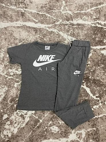 Gornji i donji deo: Komplet majica i donji deo trenerke. -Veliki Nike Air logo na — 4