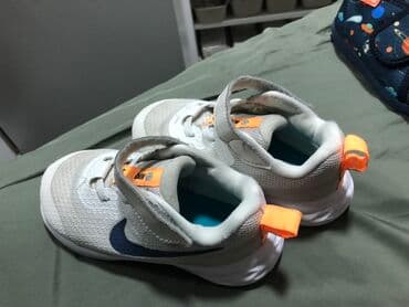 nike tech fleece sorc: Dečije patike Nike – bele sa tamnoplavim Swoosh logoom i narandžastim — 3
