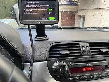 jastuci za put: TomTom navigacija za automobil, montirana na komandnoj tabli i — 1