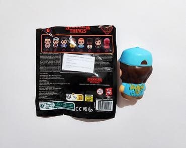 pravi insekti i bube broj 7: Stranger Things figurica - Squish Hero - Dustin Mekana, mala i — 4
