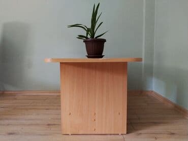 Stolovi: Klub sto dimenzija: d/š/v - 100/50/48cm. 
Ima oštećenja na par mesta — 3