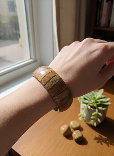 srebrni prsten sa zelenim kamenom: Čvrsta narukvica, Materijal: Slonova kost — 1