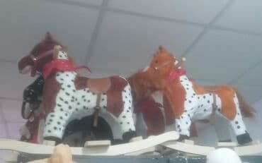 konj na baterije: PLIŠANI MUZIČKI KONJIĆI CenA: 5000din(do 4god) Cena :6000din (do — 2