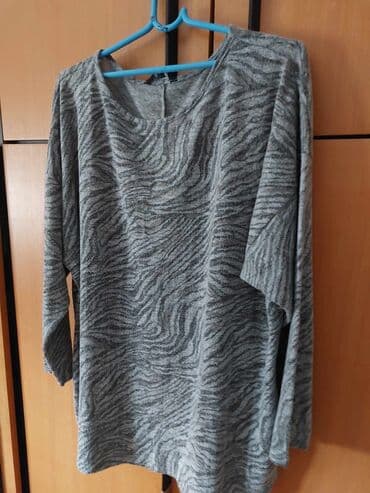 pull and bear suknje: Prelep sivi dzemper
Prskano sivi
Po grudi od 60-70
Duzina 74
1500 — 1