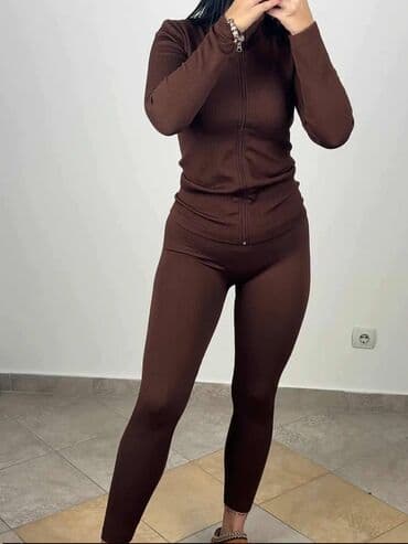 bež haljine: Ženski komplet trenerke - Model: uski, elastičan set od duks jakne — 2