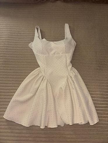 Belo letnje haljina bez rukava sa sitnim tačkicama. Model je A-kroja na lalafo.rs Belo letnje haljina bez rukava sa sitnim tačkicama. Model je A-kroja