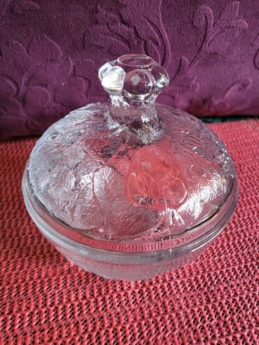 vatrostalne posude sa poklopcem: Bombonijera nova sa poklopcem,puno staklo. Visina. 12cm. Precnik — 3