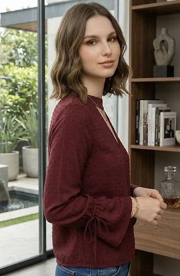 Elegantna bordo bluza sa teksturom i romantičnim detaljima - Model