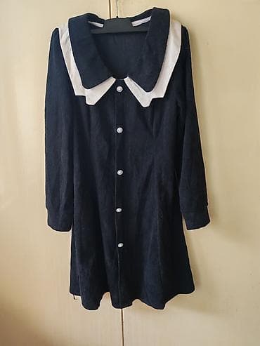 Crna korduroj haljina sa dugim rukavima i kontrastnim kragnom -