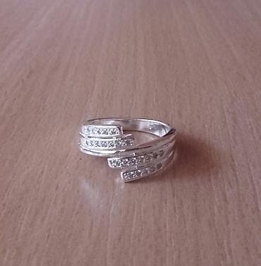 Nakit -prsten. Prsten, posrebren sa cirkonima. Veličina 8, 57, 17 na lalafo.rs Nakit -prsten. Prsten, posrebren sa cirkonima. Veličina 8, 57, 17