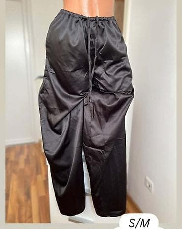 Satenske pantalone širokog kroja u crnoj boji. Visok struk sa