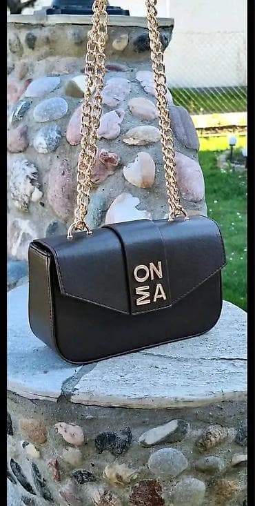 Ženska torbica preko ramena sa lancem - Model: kompaktna crossbody