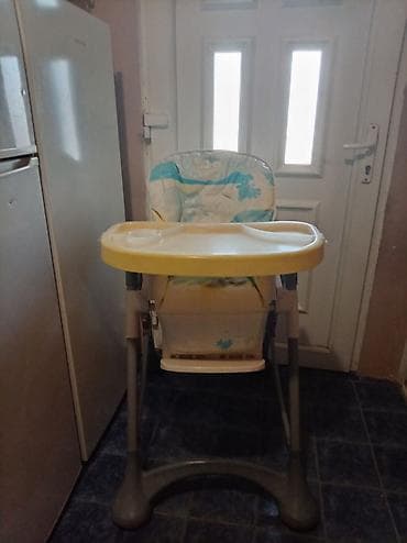 Stilski nameštaj: Dečija hranilica sa poslužavnikom - Stabilna metalna konstrukcija sa — 1