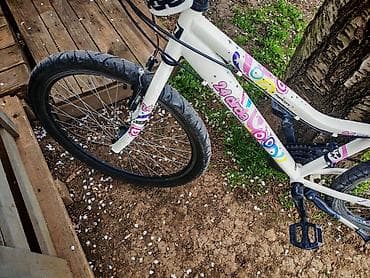 bicikle: Dečiji/teen bicikl sa 24-inčnim točkovima - Ram: nizak, čelični, bele — 1