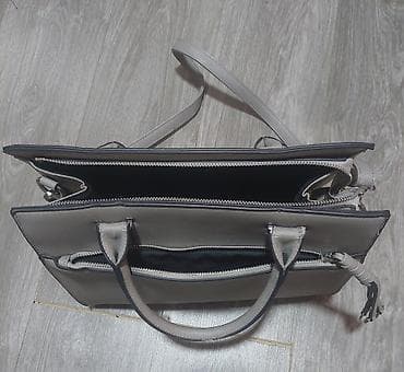 mona torba sa slovom m: Elegantna ženska torba – siva - Materijal: veštačka koža sa finom — 2