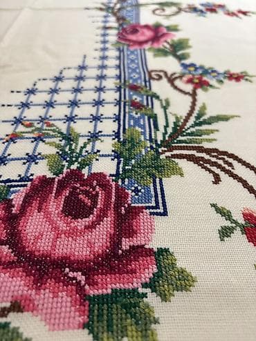 Komode: Na prodaju rucno heklan stolnjak,sa cvetnim motivimaradjen sa puno — 1