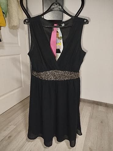 Muška odeća: Elegantna crna haljina bez rukava sa V-izrezom. Struk je naglašen — 1