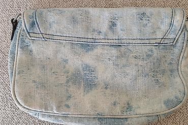 lakovana crna torba: GUESS ženska torba, denim efekat, sa vezenim logoima svetlo plave — 3