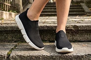 zelene cipele na stiklu: Crne patike bez pertli – slip-on model - Lagan, elastičan gornjište — 1