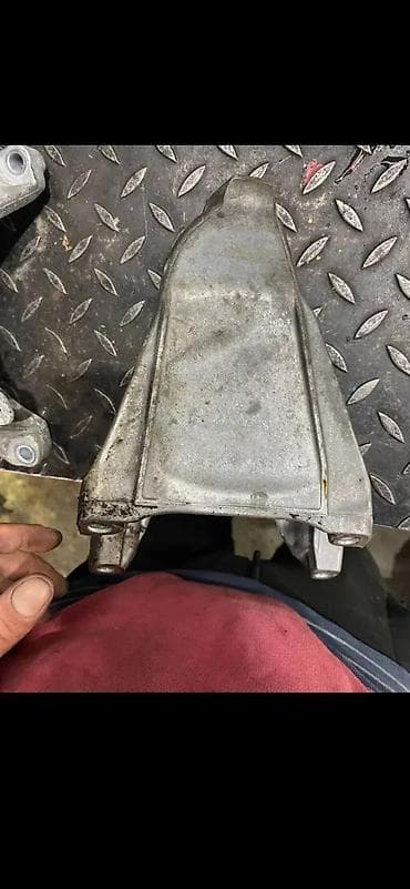 bas ovaj: AUDI Q5 DELOVI NOSAC STOPA MOTORA 8K0199307CB | Audi delovi ZEMUN   — 2