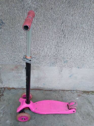dva i po muskarca serija sa prevodom: Trotinet Scooter II sa cetiri tocka – dva napred i dva — 3