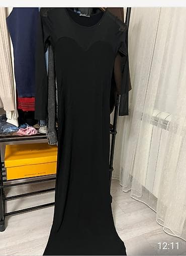 Elegantna duga crna haljina - Kroj: uska silueta koja prati liniju