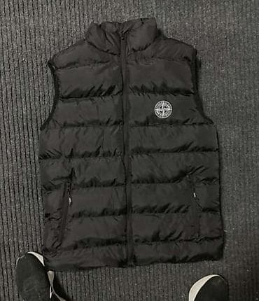 Pufnast muški prsluk bez rukava, crne boje. Model sa horizontalnim