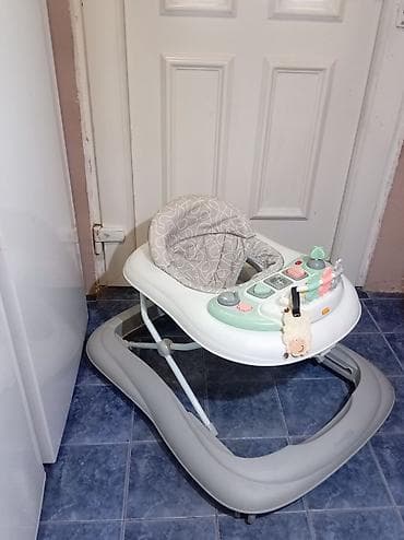 Hodalica za bebe sa aktivnostima - Udobno, duboko sedište sa naslonom