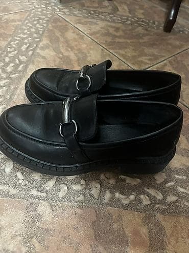 reserved zenske papuce: Crne ženske mokasine sa metalnom kopčom - Klasčan model mokasina u — 3