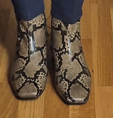 marko patike novi sad: Ženske kratke čizme sa printom zmijske kože – M&S - Model — 5