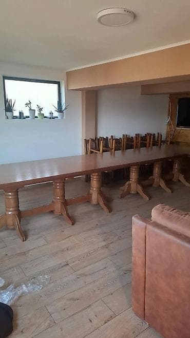 Veliki drveni trpezarijski sto za veće grupe Dimenzija: 280m -