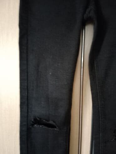 ps pantalone 2023: Mango jeans crne farmerke
 Veličina 34
kratko nošene
Cena 800 din — 4
