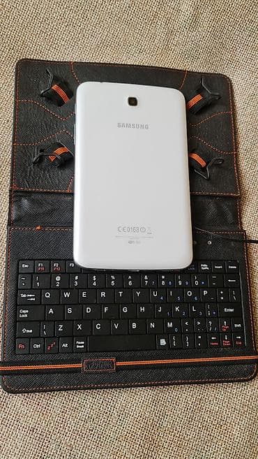 desktop ventilator: Kožna futrola sa ugrađenom žičnom tastaturom za tablet (oko 7–8 inča) — 8