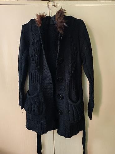 Dugački crni pleteni kardigan sa kapuljačom i krznenim detaljem oko