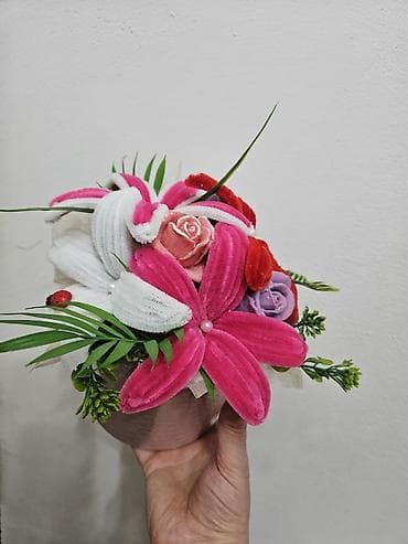 Tekstil: Dekorativna aranžmanska saksija sa veštačkim cvećem - Ručno rađen — 2