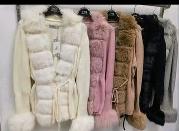 Ženski pleteni kardigan sa krznenim detaljima. - Model: dugački na lalafo.rs Ženski pleteni kardigan sa krznenim detaljima. - Model: dugački