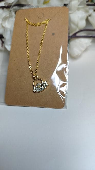 Zlatno ogrlica sa priveskom „tašnica“ ukrašenim prozirnim cirkonima -