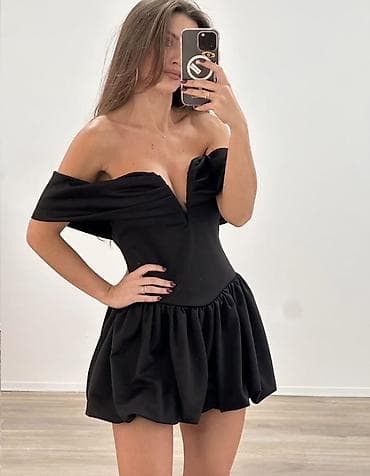 Blazers: Koktel mini haljina sa otvorenim ramenima i srcolikim dekolteom. Struk — 7