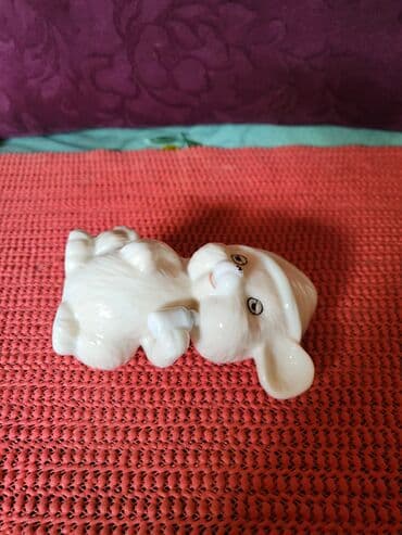 porcelanske solje za caj: Porcelanska nova,vintaz figura. Visina. 11cm. Duzina — 9