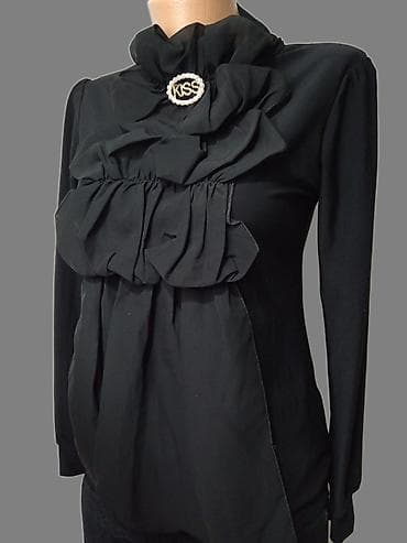 duboke tene: Elegantna crna bluza sa dugim rukavima i visokim okovratnikom. Prednji — 3