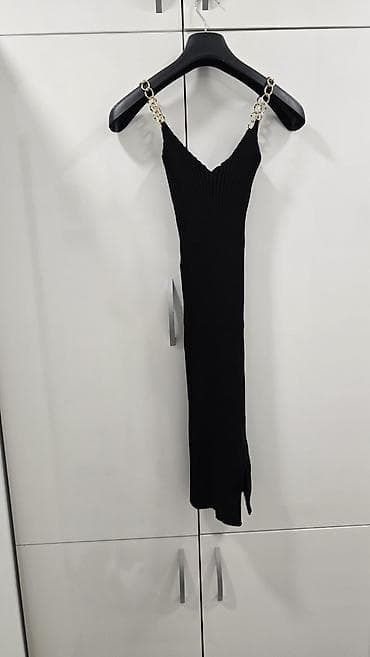 Crna uska haljina do iznad kolena sa V-izrezom i ukrasnim naramenicama