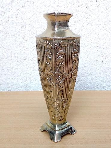 Posrebrena Vazica Veoma dekorativna Posrebrena vazica. Sa lepim