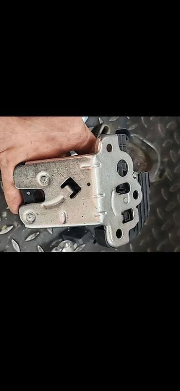 AUDI A4 A5 BRAVA GEPEKA VRATA 8K9827505A | Audi vw delovi zemun na lalafo.rs AUDI A4 A5 BRAVA GEPEKA VRATA 8K9827505A | Audi vw delovi zemun