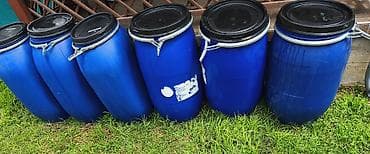 Plastične bure – plave, sa poklopcem i metalnom zateznom obručnicom