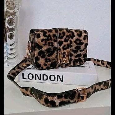 krem boja: Elegantna ženska crossbody torba sa velikim metalnim slovom “M” na — 7