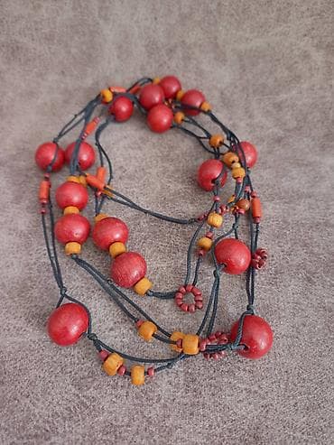 Boho crvena ogrlica. Bez oštećenja. Nenošena na lalafo.rs Boho crvena ogrlica. Bez oštećenja. Nenošena